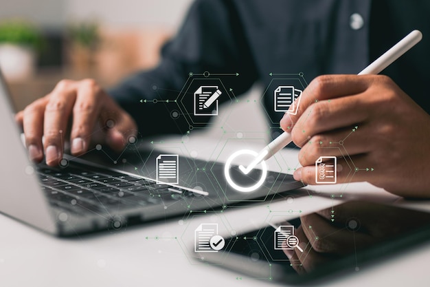 A sinalização adequada para aprovar um documento eletrônico e garantir o controle de qualidade é feita por um empresário usando uma caneta stylus em um tablet digital com um documento virtual