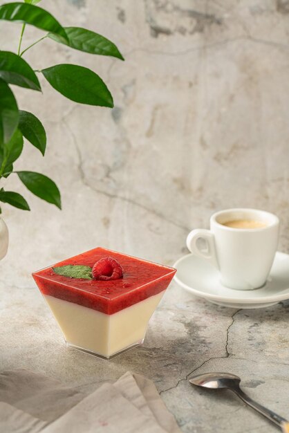 Foto a sobremesa doce está na mesa, a sobremesa de framboesa, o bolo de queijo, o rato num copo.