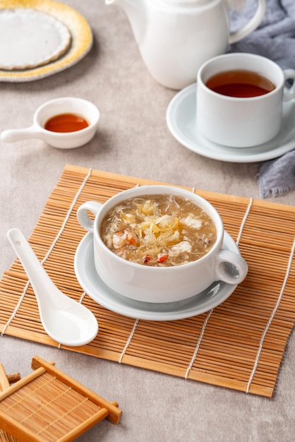 A sopa de barbatana de tubarão (Indonésia Soup Sirip Ikan Hiu) é uma sopa popular na culinária chinesa