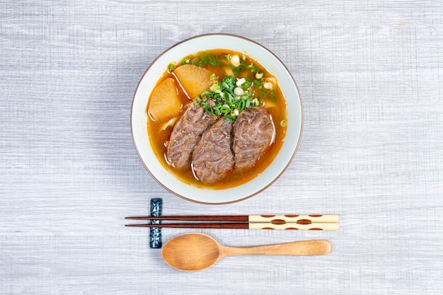 A sopa de macarrão com carne de Taiwan é um prato de sopa de macarrão originário de Taiwan. ( vista do topo)