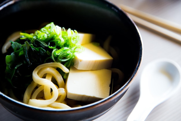 A sopa de missô é uma sopa japonesa feita de caldo dashi e pasta de missô, que lhe dá o nome.