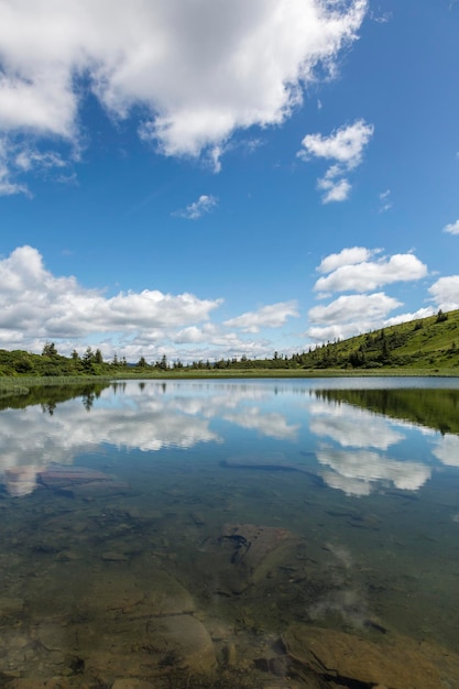 A superfície da água de um lago azul na perspectiva dos Cárpatos da cordilheira de Gorgan