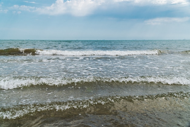 A superfície da água do mar e a linha do horizonte