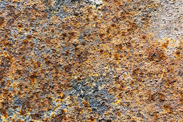 A superfície da folha de metal coberta com ferrugem