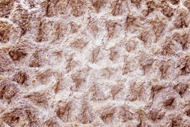 A superfície de concreto é branca em relevo com um padrão abstrato