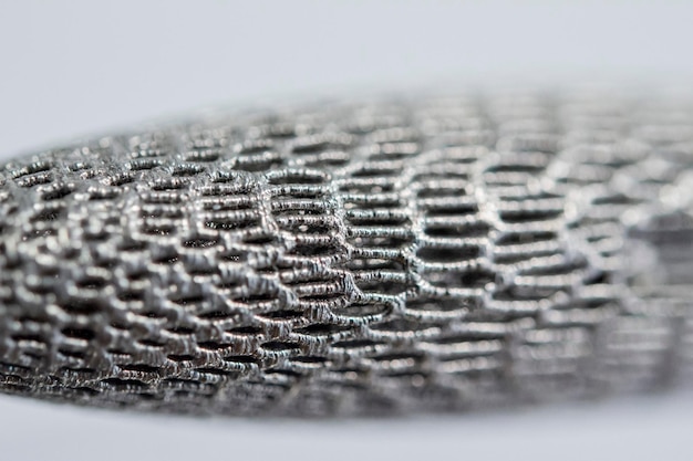 A superfície do objeto impresso na impressora d para macro de metal vista de close-up do modelo impresso a partir de metal