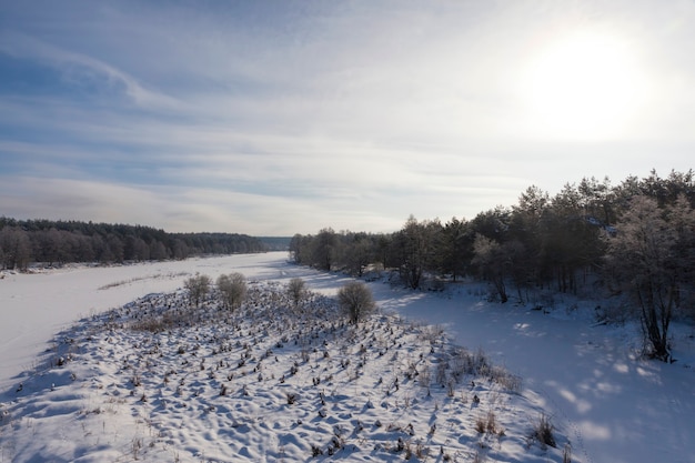 A superfície do rio coberta de gelo e neve, congelada no inverno