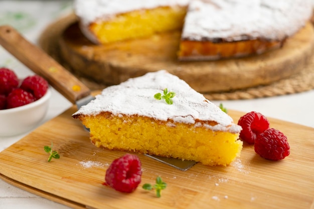 A Tarta de Santiago é o doce mais típico da cozinha galega e é facilmente reconhecida pela sua