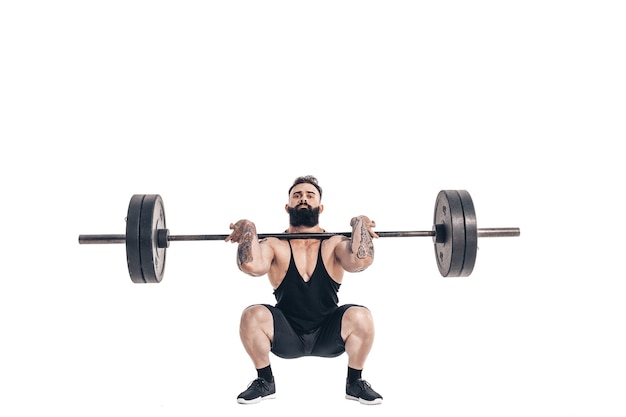 A técnica de fazer um exercício de levantamento terra com uma barra de um musculoso forte tatuado em esportistas barbudos