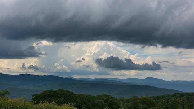 A tempestade aproxima-se sobre uma cordilheira exuberante.