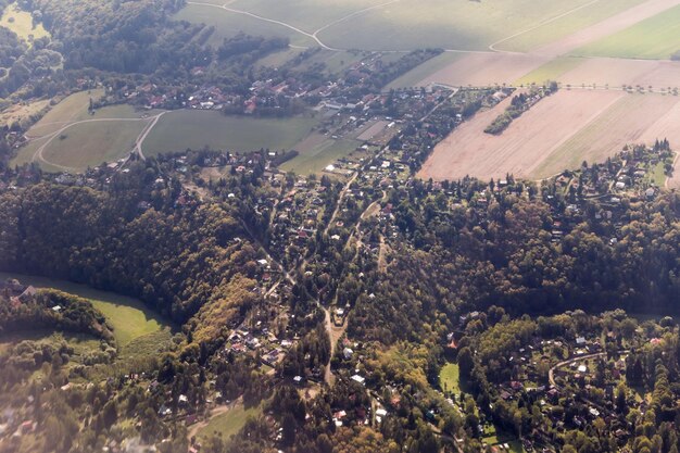 A terra com assentamento de florestas de prados vista de cima