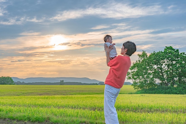 A terra do céu largo de Hokkaido e pais e filhos