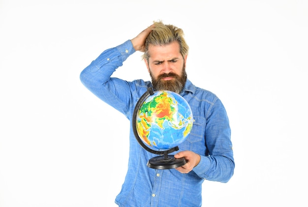 A terra é insubstituível rede global e pensamento de negócios internacionais homem barbudo com atlas conceito de mídia social do universo ecológico de volta à escola ecologia e mídia o globo terra