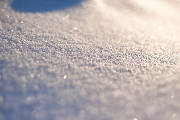 A textura da neve brilha no padrão do sol