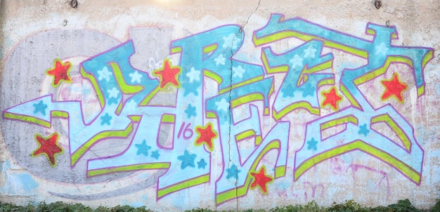 A textura da parede com graffiti que é retratado sobre ele a imagem do todo e completo