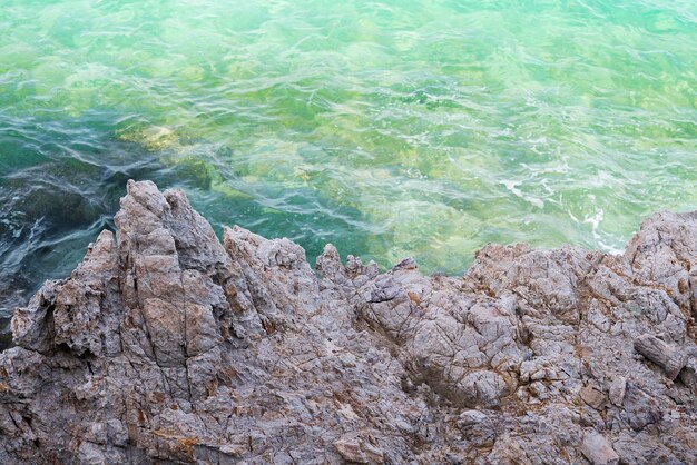 A textura da pedra e do mar