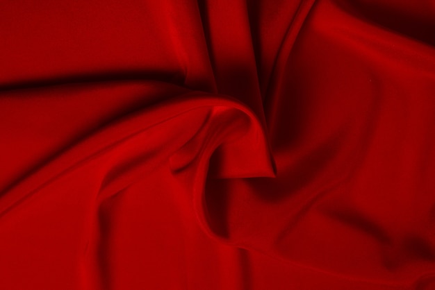 A textura de tecido de seda vermelha ou cetim luxuoso pode ser usada como fundo abstrato. Vista do topo.