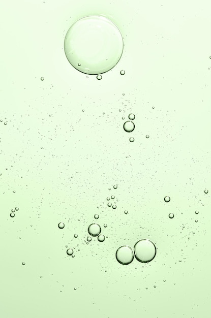 A textura de um soro cosmético com bolhas em macrofotografia fechada