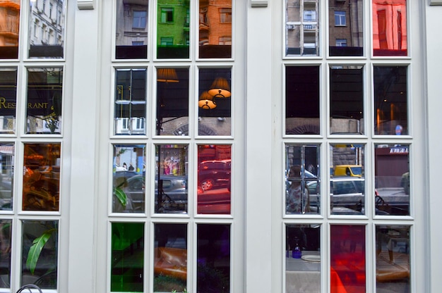 A textura de uma bela janela com vitrais de vidros multicoloridos na rua