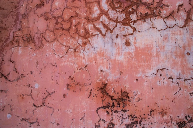 A textura de uma velha parede rústica é coberta com estuque rosa