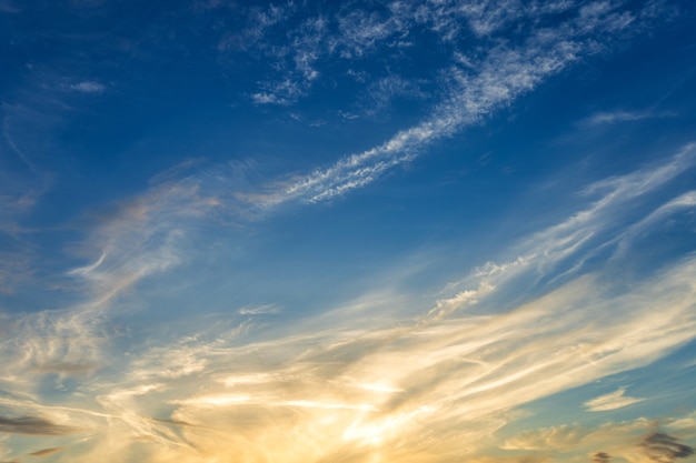 A textura do fundo do céu azul com branco nubla-se o por do sol.