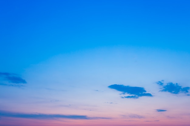 A textura do fundo do céu azul com branco nubla-se o por do sol.