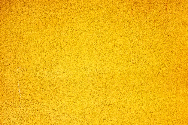 A textura do muro de concreto pintado em amarelo