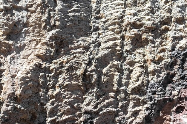 A textura e o padrão da superfície multicolorida da rocha. Fundo de pedra natural