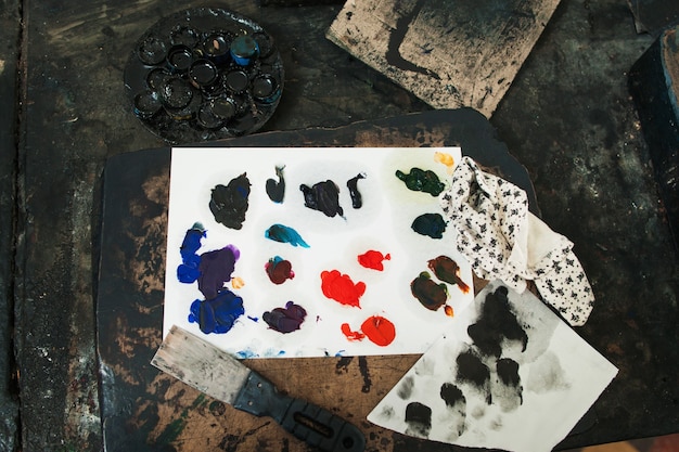 A tinta a óleo colorida mista mancha na paleta
