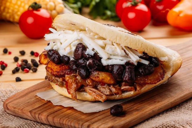 A típica arepa venezuelana chamada pabellon