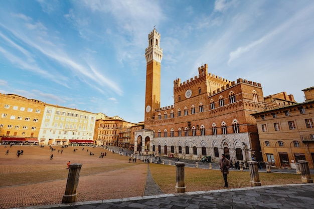 A torre alta da Torre del Mangia na Piazza del Campo. Siena. Itália