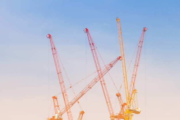 A, torre, crain, para, construção, predios, em, céu azul, fundo