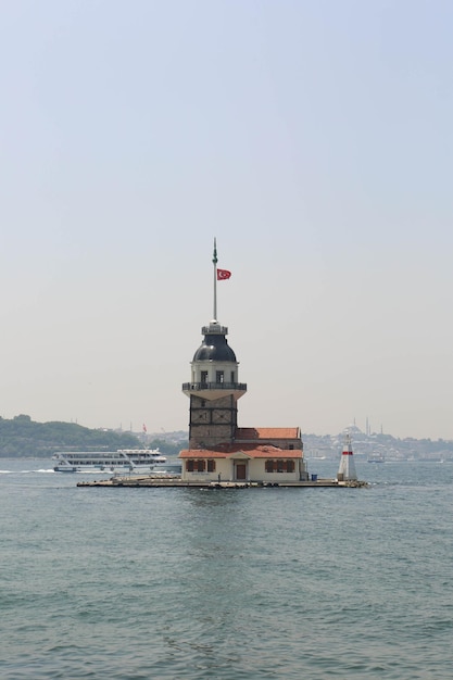 A Torre da Donzela, Istambul, Turquia Kz Kulesi também conhecida como Torre de Leander (Torre de Leandros)