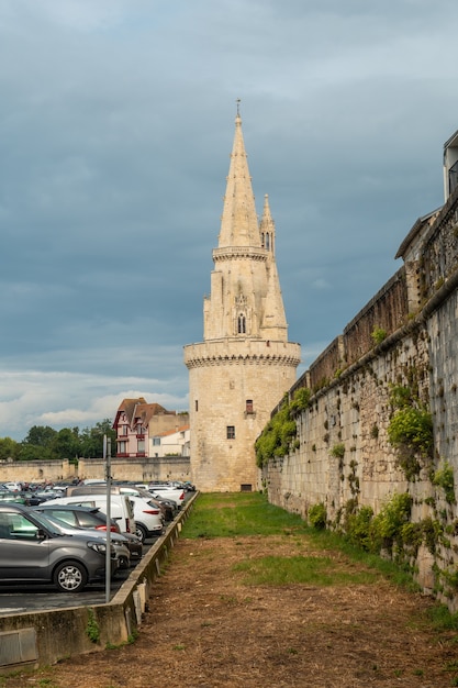 Foto a torre da lanterna de la rochelle, na cidade velha medieval. la rochelle é uma cidade costeira no sudoeste da frança