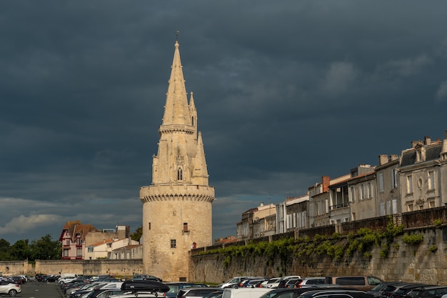 Foto a torre da lanterna de la rochelle, na cidade velha medieval. la rochelle é uma cidade costeira no sudoeste da frança