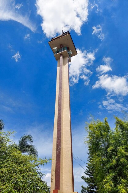 Foto a torre da mesquita ergue-se alta sob o céu azul durante o dia