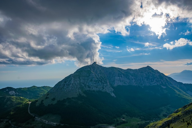 A torre de comunicação móvel está localizada em uma alta montanha