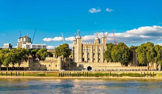 A torre de londres, um castelo histórico às margens do rio tamisa