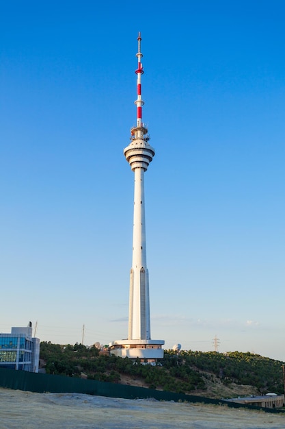 A torre de tv de baku é uma torre de telecomunicações de concreto em baku, azerbaijão. a torre de tv é a estrutura mais alta do azerbaijão.