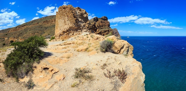 A torre de vigia destrói Punta de la Escaleta. Paisagem da costa do mar Mediterrâneo de verão perto da cidade de Benidorm (Costa Blanca, Alicante, Espanha).