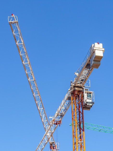 A torre do guindaste no canteiro de obras de um condomínio highrise Arquitetura