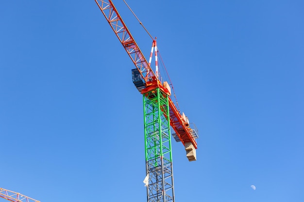 A torre do guindaste no canteiro de obras de um condomínio highrise Arquitetura