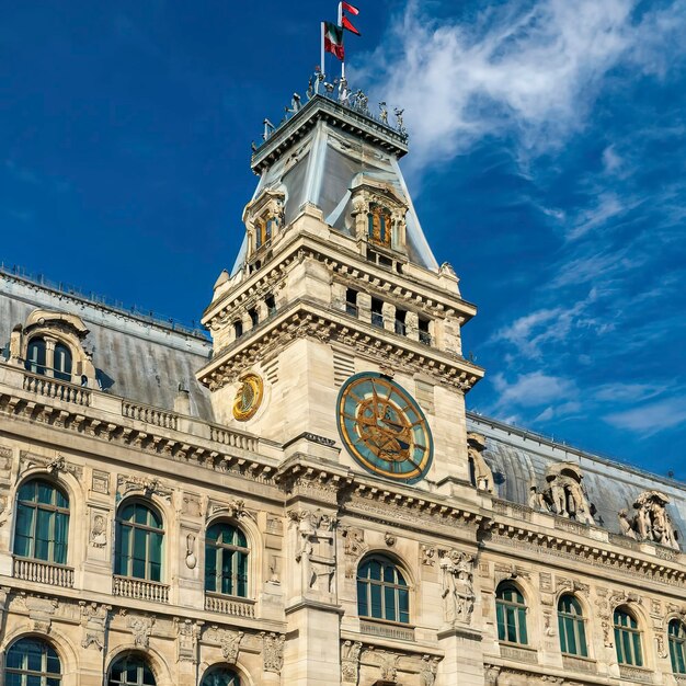 A torre do relógio da estação Gare de Lyon é uma das estações de comboios mais antigas e bonitas