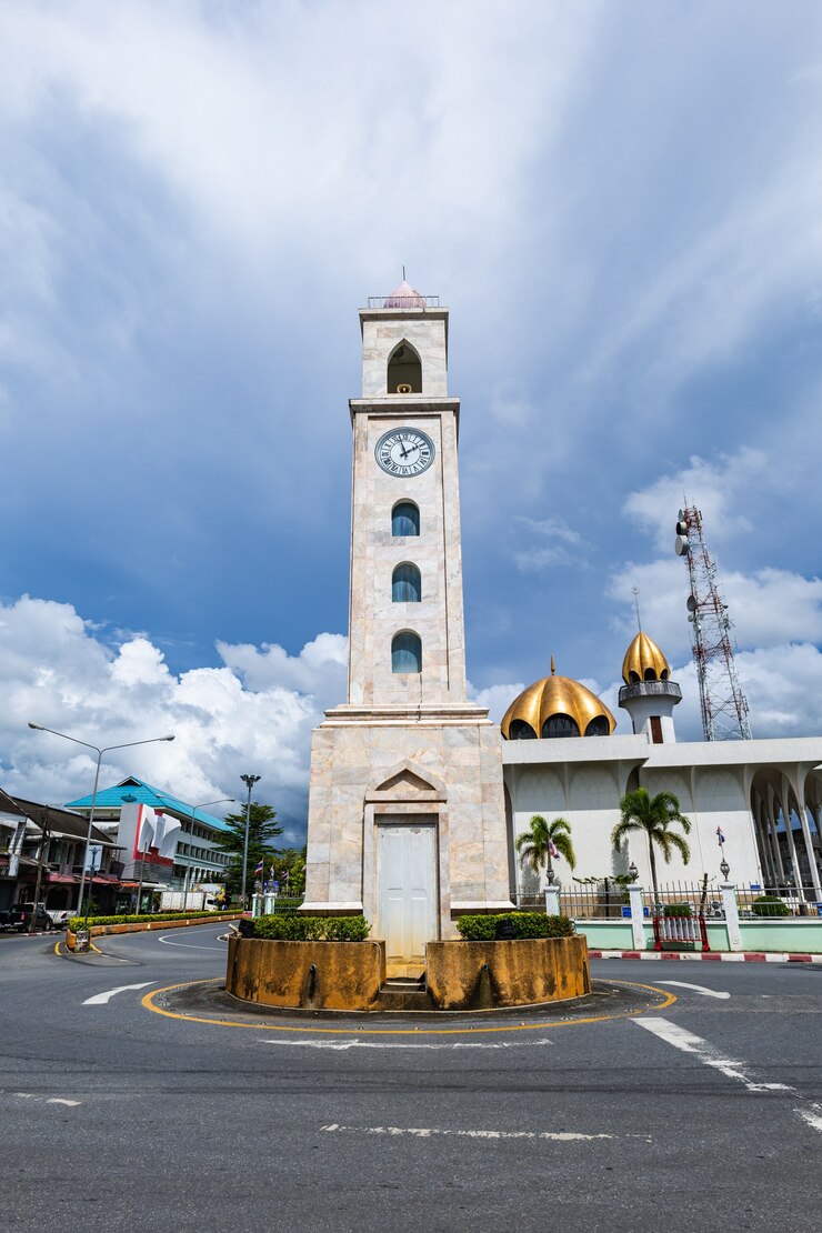 A torre do relógio foi construída na rotunda para fazer uma inversão de marcha para visitar a mesquita.