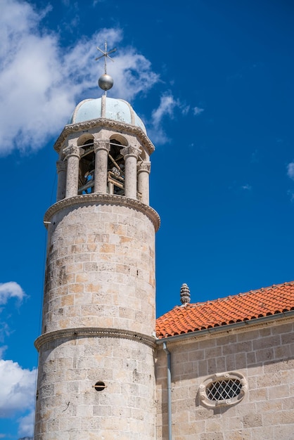 A torre do sino da basílica de nossa senhora das rochas