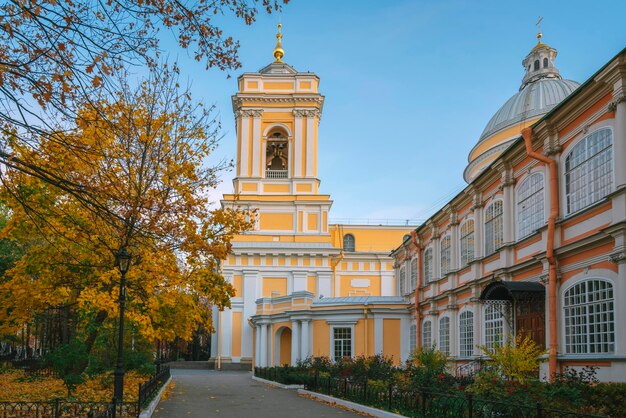 A torre do sino da Catedral da Trindade na Santíssima Trindade Alexander Nevsky Lavra São Petersburgo Rússia