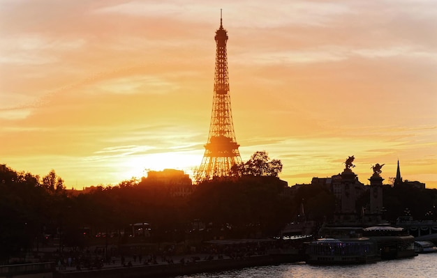 A Torre Eiffel ao pôr do sol Paris FrançaÉ o local de viagem mais popular e ícone cultural global da França e do mundo