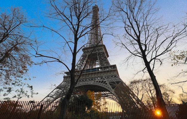 A Torre Eiffel ao pôr do sol Paris FrançaÉ o local de viagem mais popular e ícone cultural global da França e do mundo