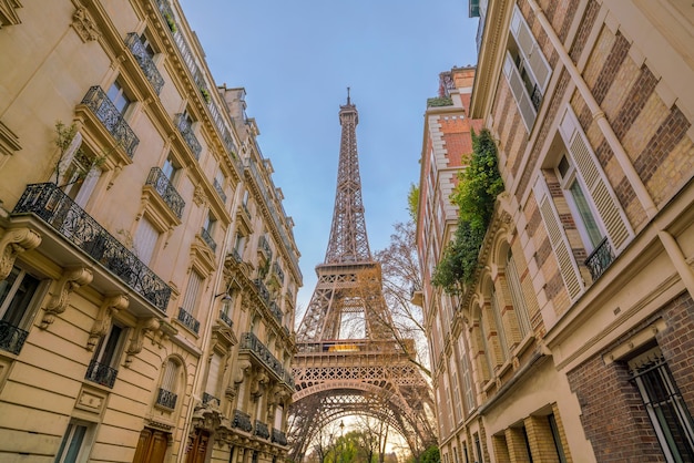 A Torre Eiffel e edifícios antigos em Paris, França