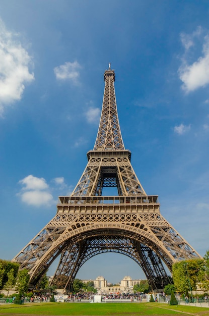 A Torre Eiffel em Paris França em um lindo dia de verão